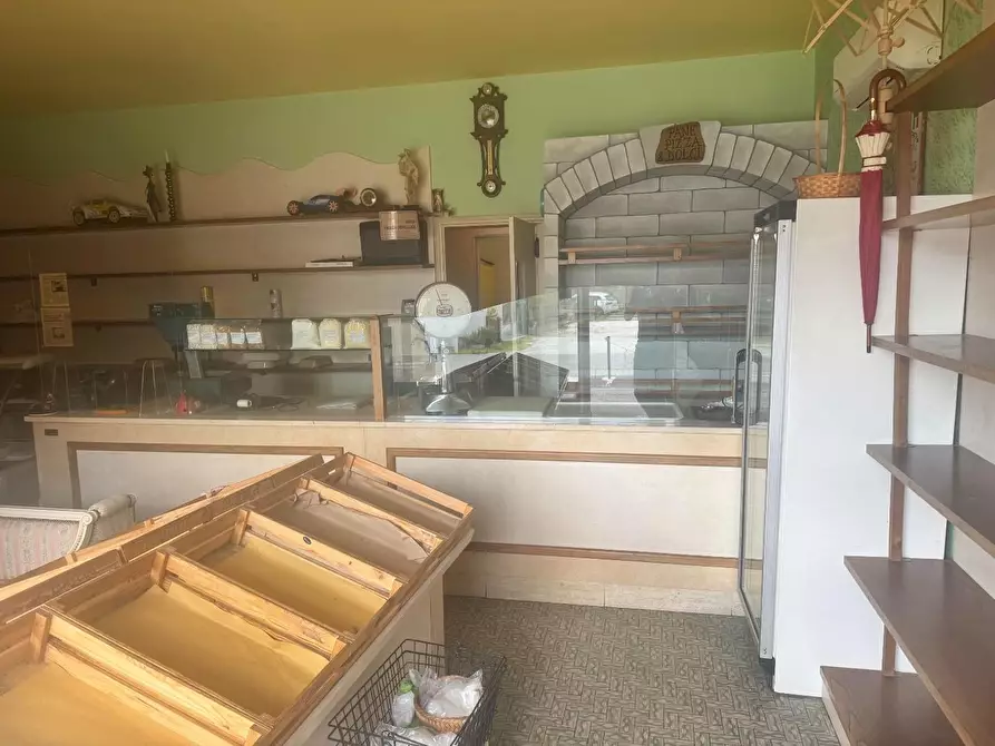 Immagine 2 di Negozio in affitto  a Cascina
