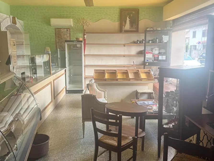 Immagine 1 di Negozio in affitto  a Cascina