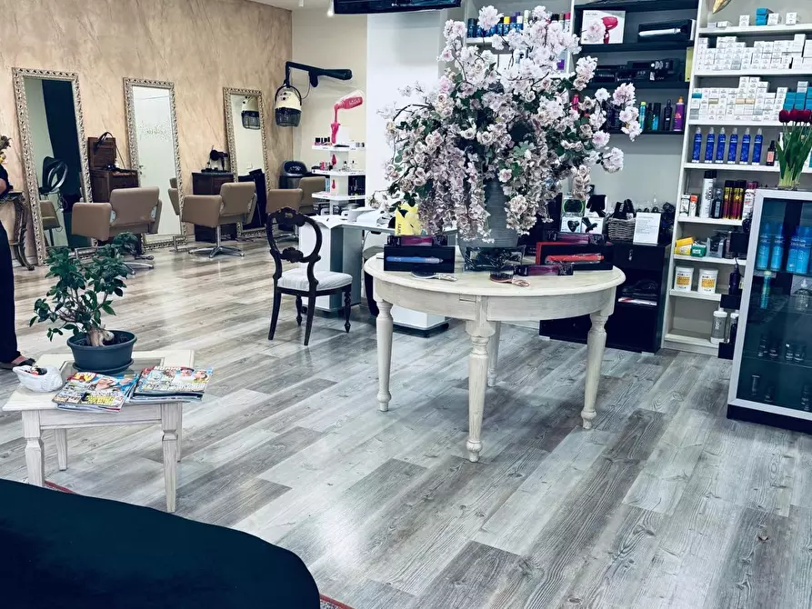 Immagine 5 di Locale commerciale in vendita  a Cascina