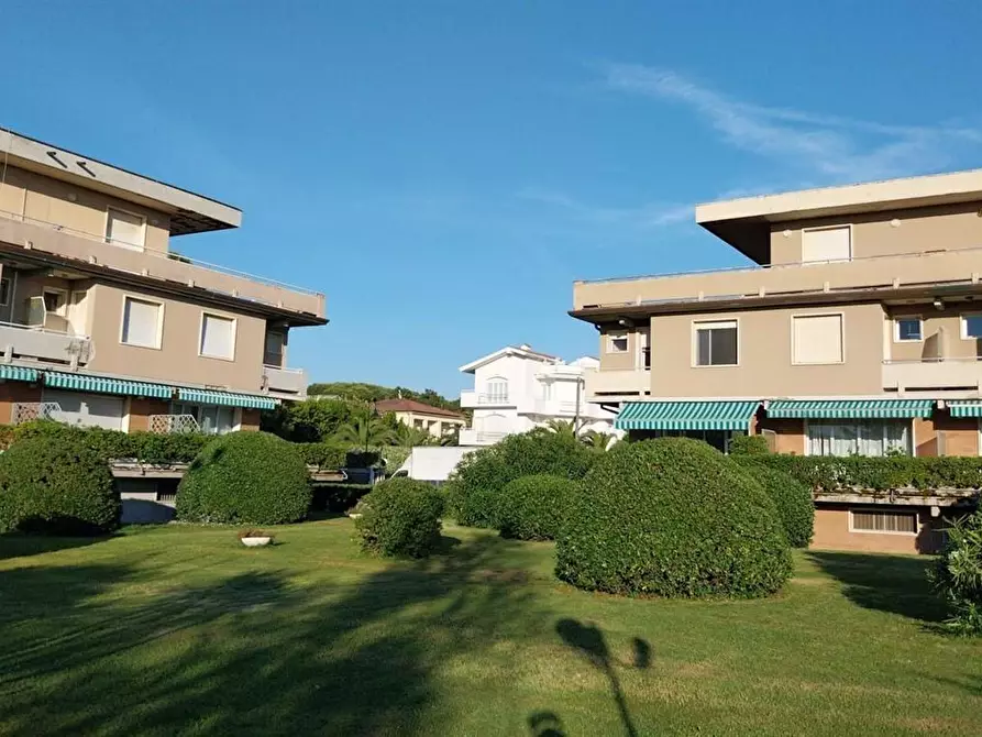 Immagine 2 di Villetta a schiera in vendita  a Montignoso
