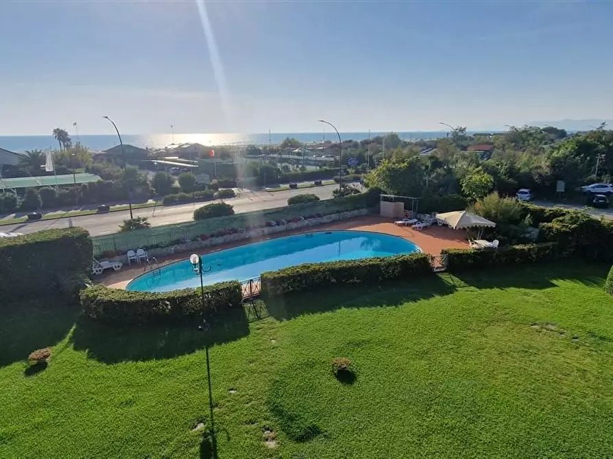 Immagine 8 di Villetta a schiera in vendita  a Montignoso