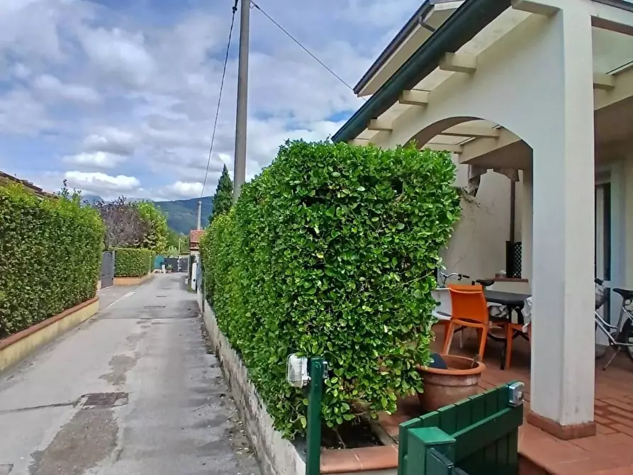 Immagine 1 di Villetta a schiera in vendita  a Massa