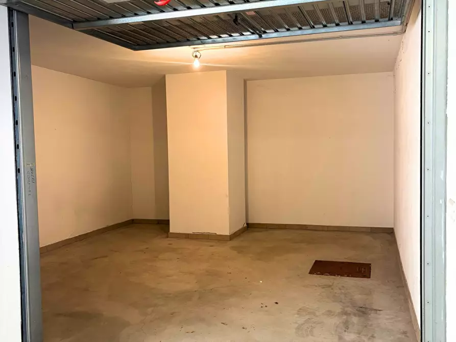 Immagine 5 di Garage in vendita  a Vasto