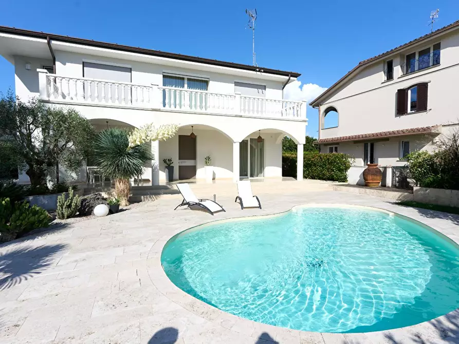 Immagine 2 di Villa in vendita  a Fucecchio