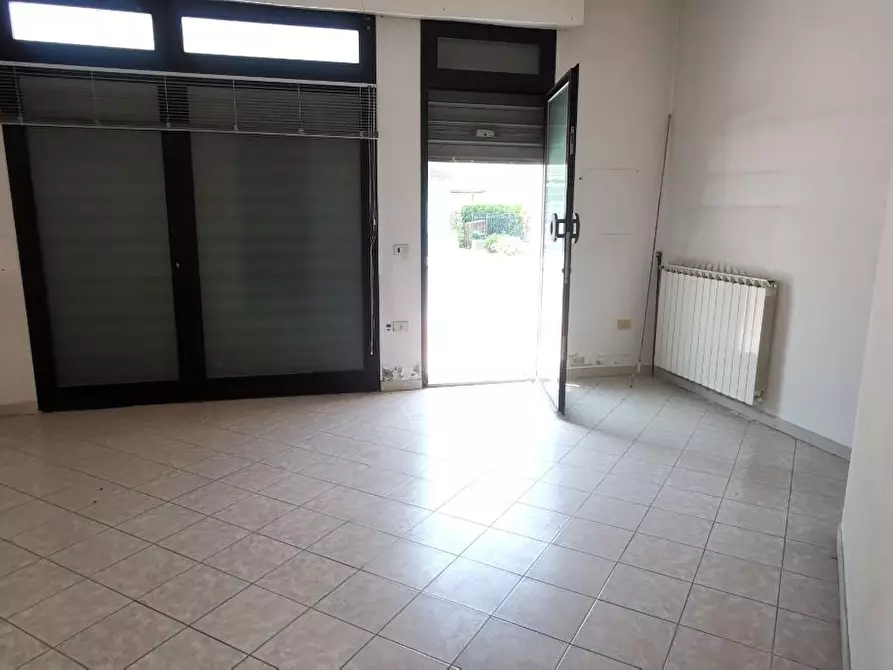 Immagine 2 di Negozio in affitto  a Fucecchio
