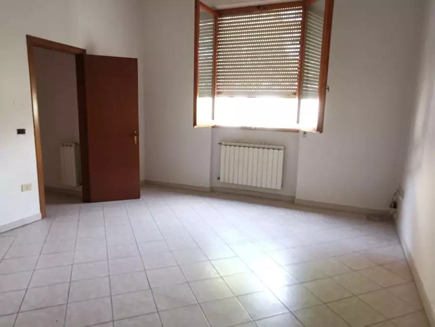 Immagine 4 di Negozio in affitto  a Fucecchio