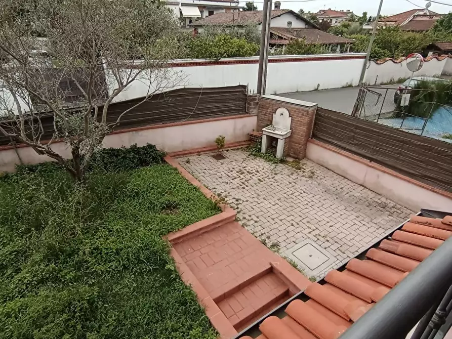 Immagine 3 di Porzione di casa in vendita  a Carrara