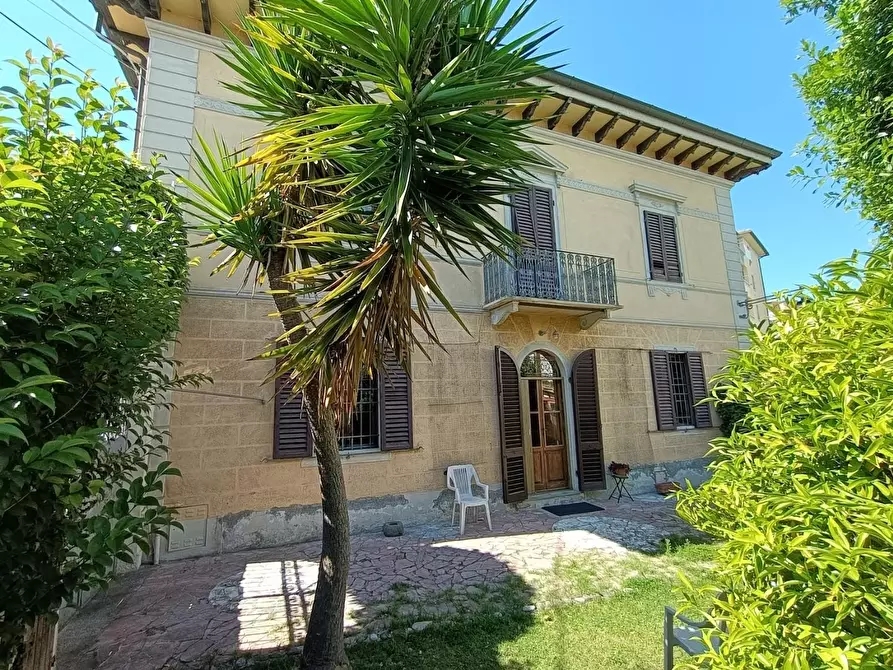 Immagine 1 di Villa in vendita  a Pisa