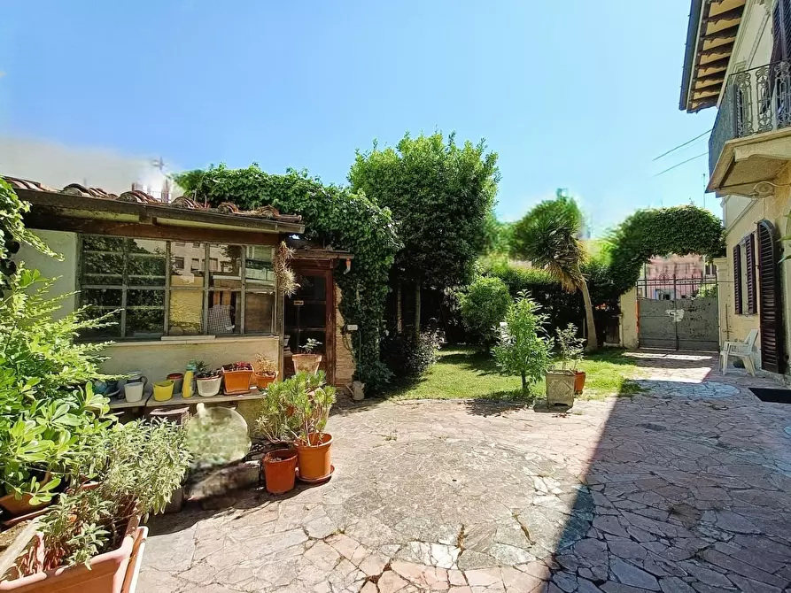Immagine 5 di Villa in vendita  a Pisa