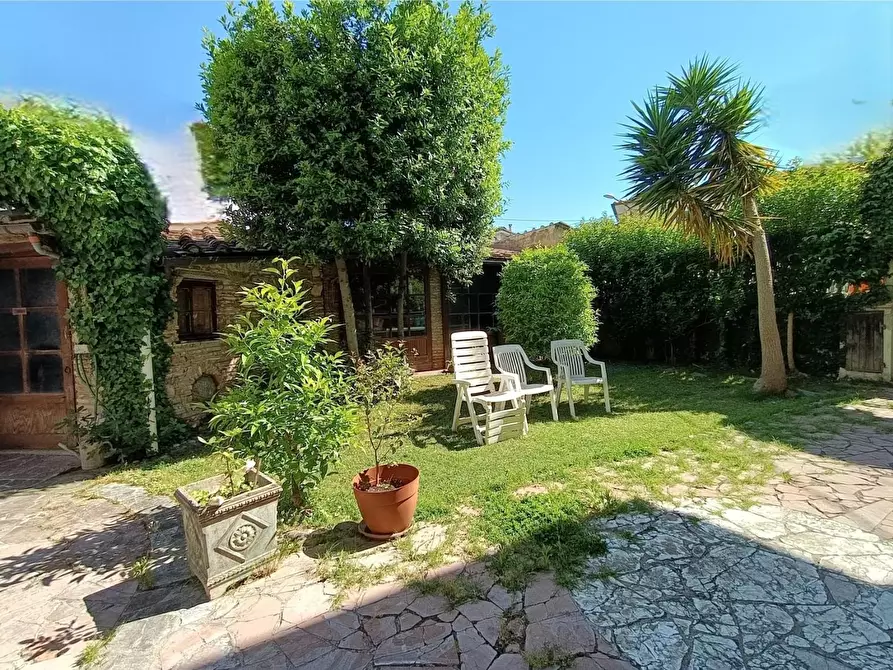 Immagine 10 di Villa in vendita  a Pisa