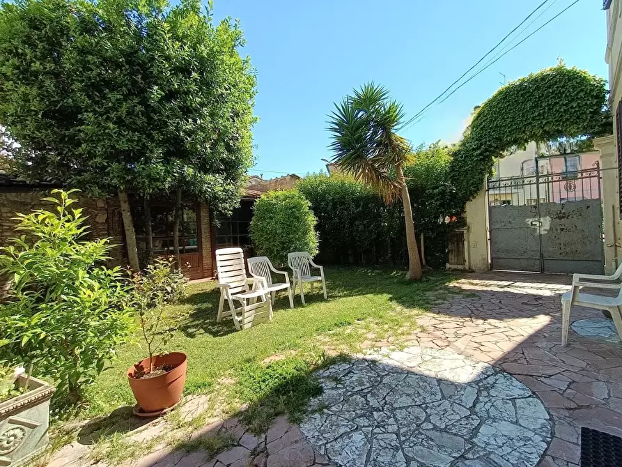 Immagine 11 di Villa in vendita  a Pisa