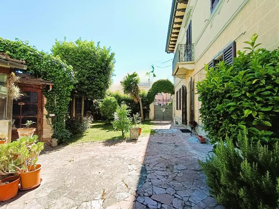 Immagine 4 di Villa in vendita  a Pisa