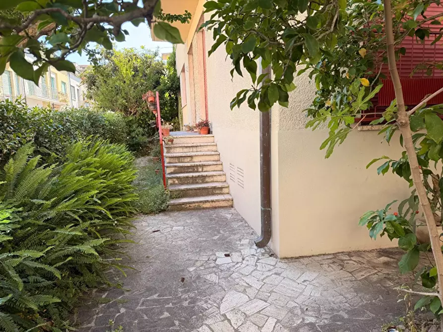 Immagine 1 di Appartamento in vendita  a Viareggio