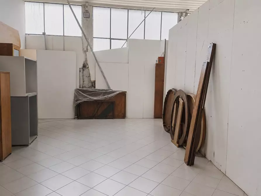 Immagine 1 di Laboratorio in vendita  a Terricciola