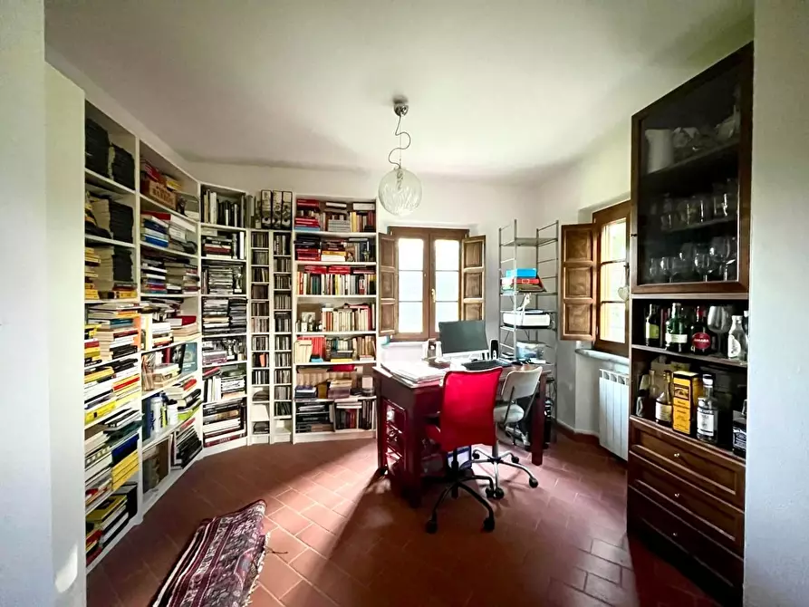 Immagine 9 di Casa colonica in vendita  a Pietrasanta