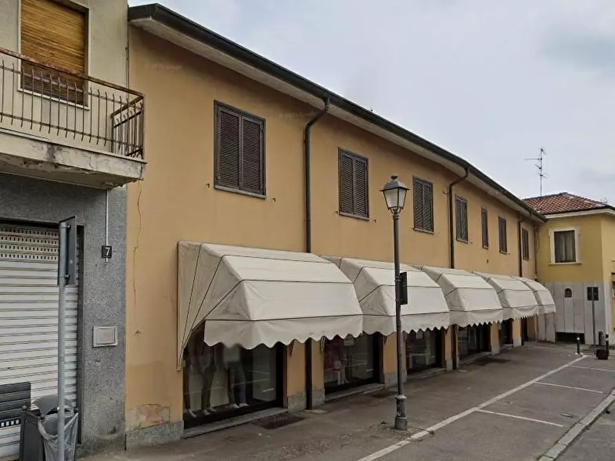 Immagine 1 di Negozio in vendita  a Bovisio-Masciago
