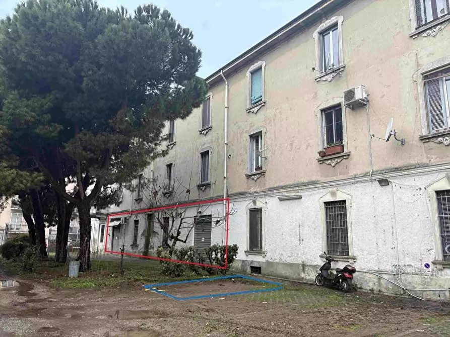 Immagine 2 di Negozio in vendita  a Monza