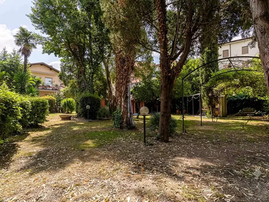 Immagine 2 di Villa in vendita  a Livorno