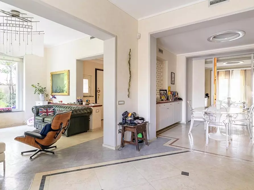 Immagine 4 di Villa in vendita  a Livorno