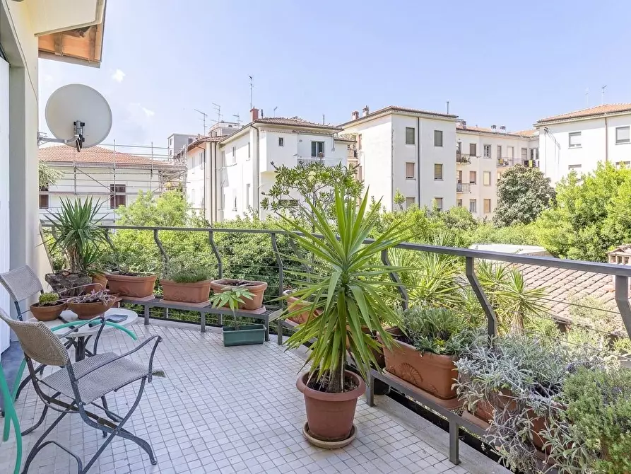 Immagine 11 di Villa in vendita  a Livorno