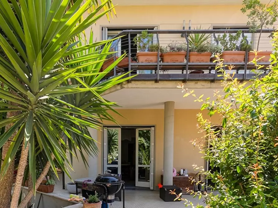 Immagine 12 di Villa in vendita  a Livorno