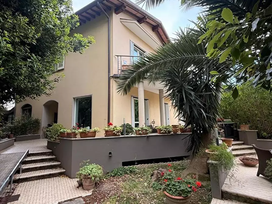 Immagine 1 di Villa in vendita  a Livorno