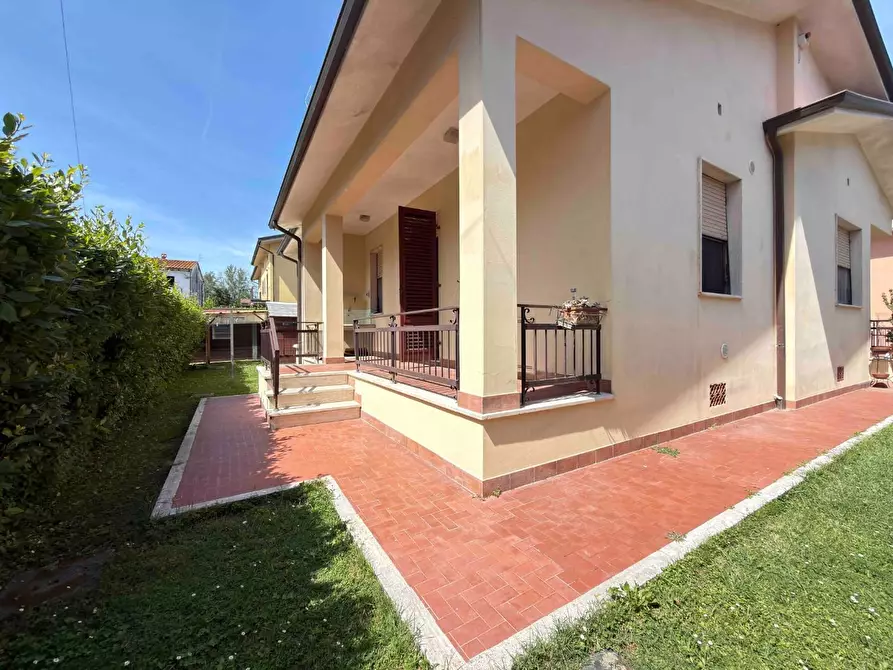 Immagine 2 di Villa in affitto  a Lucca