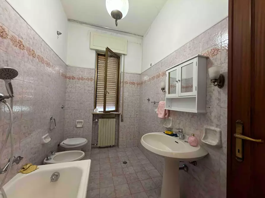 Immagine 18 di Villa in affitto  a Lucca