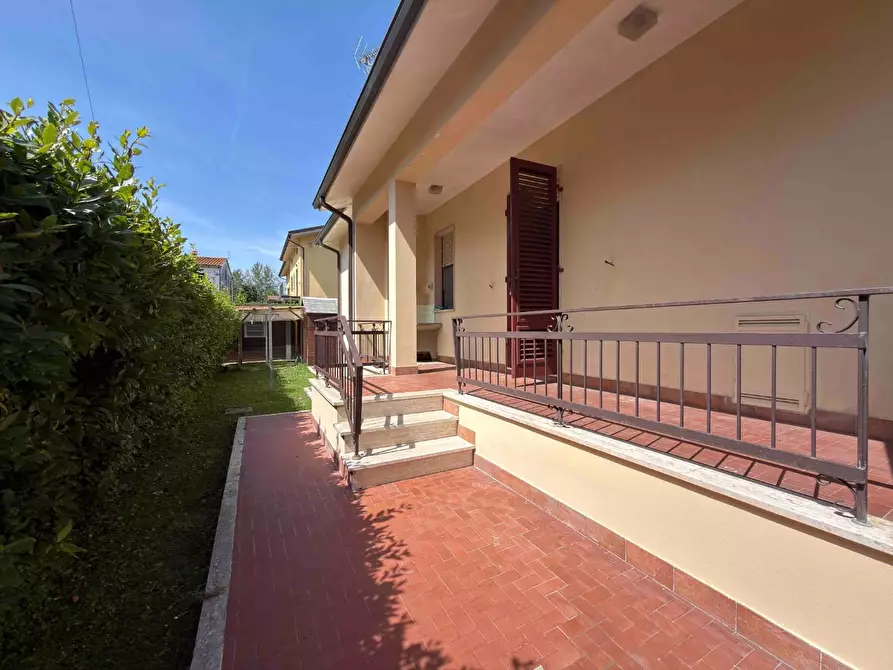 Immagine 3 di Villa in affitto  a Lucca
