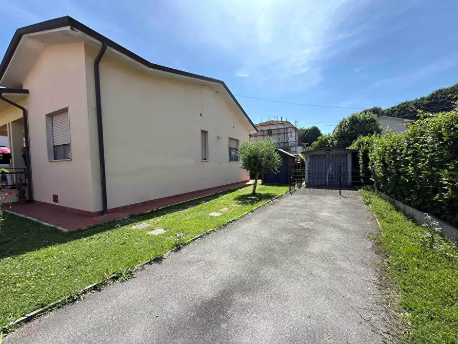 Immagine 4 di Villa in affitto  a Lucca
