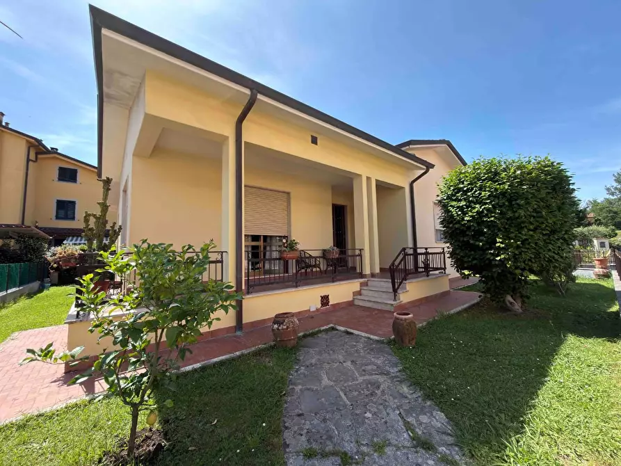 Immagine 1 di Villa in affitto  a Lucca