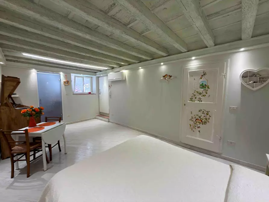 Immagine 5 di Appartamento in vendita  a Lucca