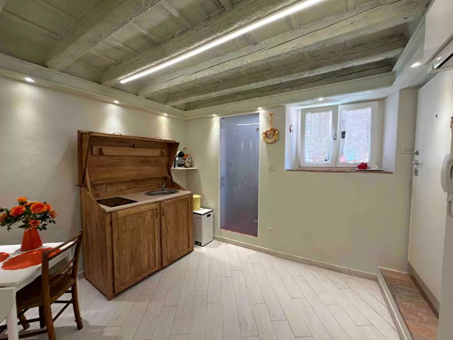 Immagine 10 di Appartamento in vendita  a Lucca