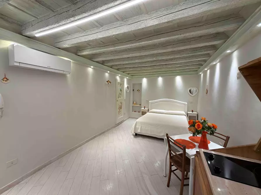 Immagine 2 di Appartamento in vendita  a Lucca