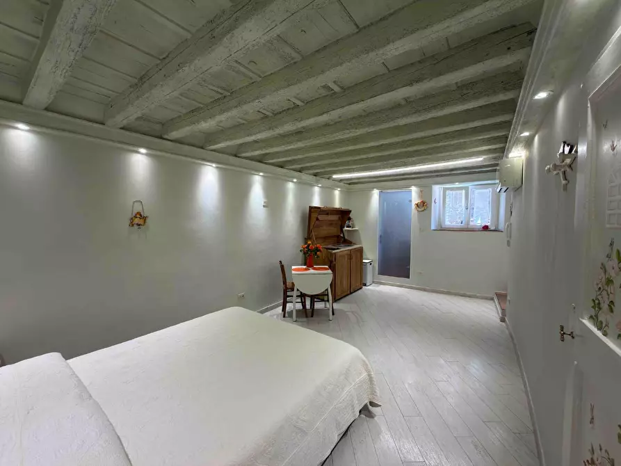 Immagine 4 di Appartamento in vendita  a Lucca