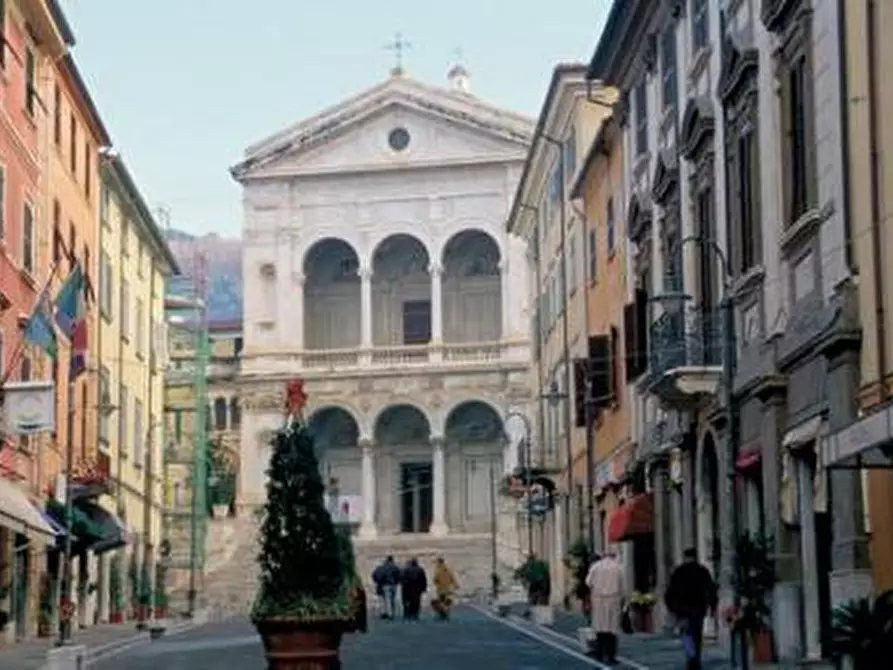 Immagine 1 di Locale commerciale in vendita  a Massa