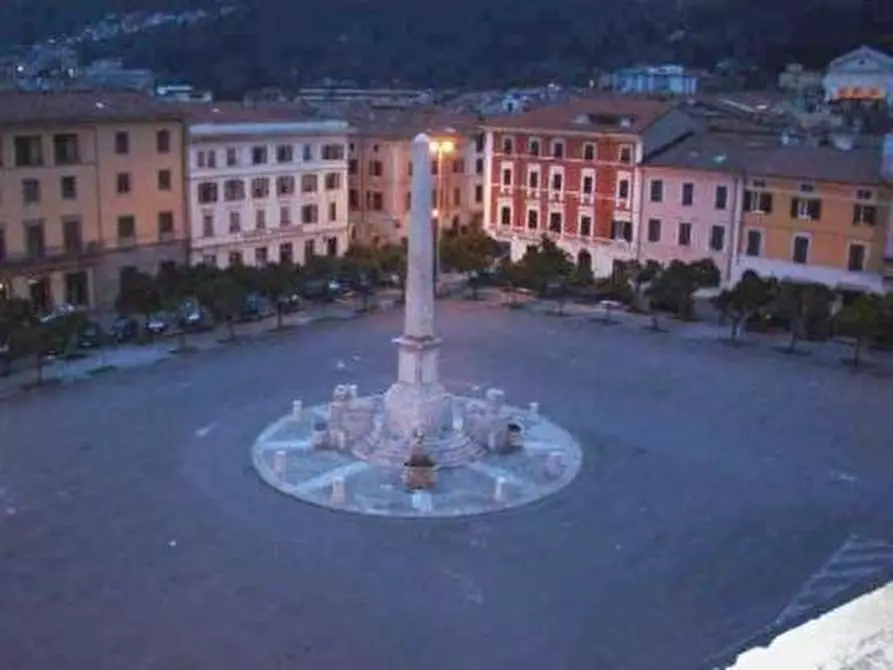 Immagine 4 di Locale commerciale in vendita  a Massa