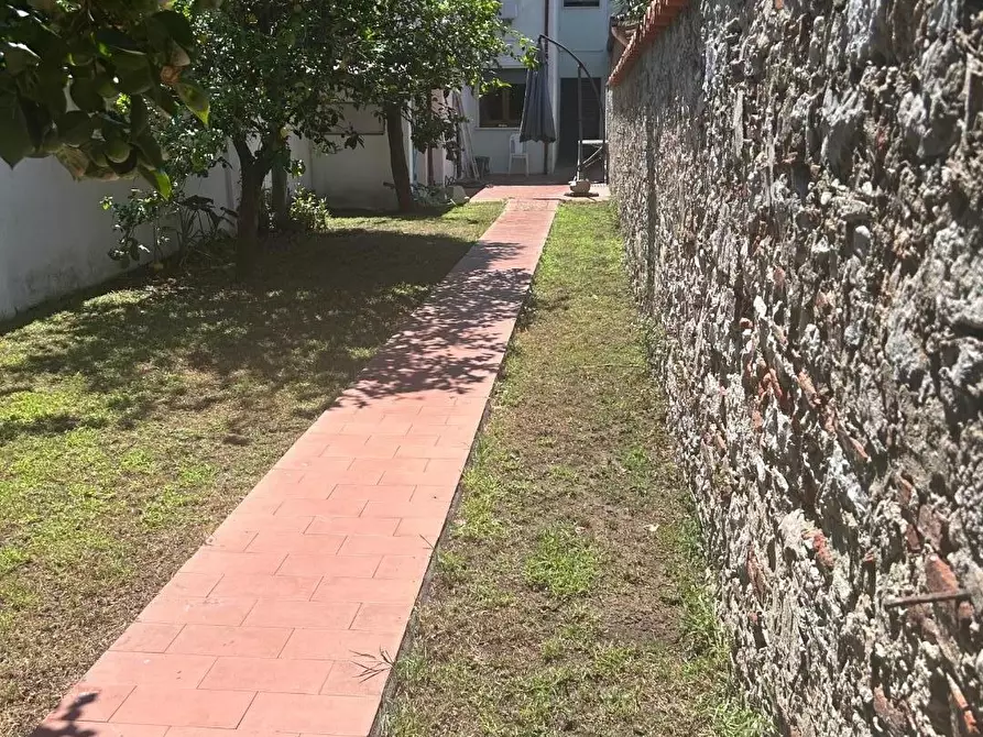 Immagine 3 di Villa in vendita  a Viareggio