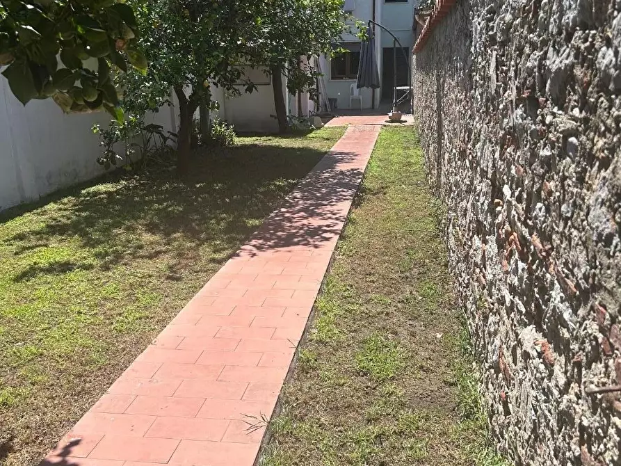Immagine 2 di Villa in vendita  a Viareggio