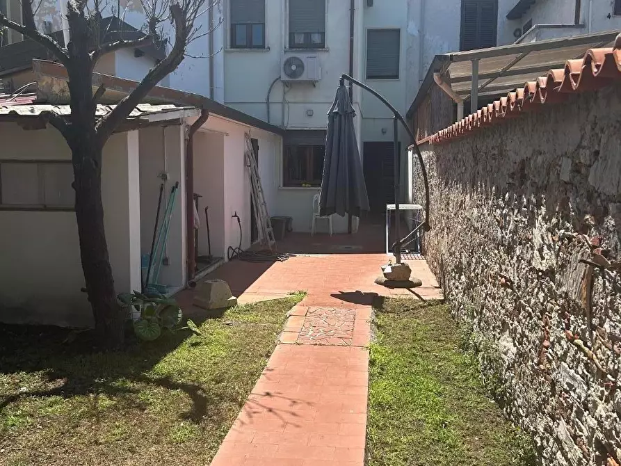 Immagine 5 di Villa in vendita  a Viareggio