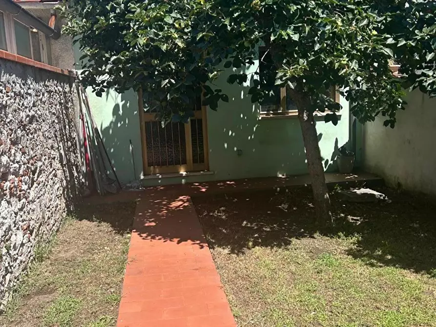 Immagine 4 di Villa in vendita  a Viareggio
