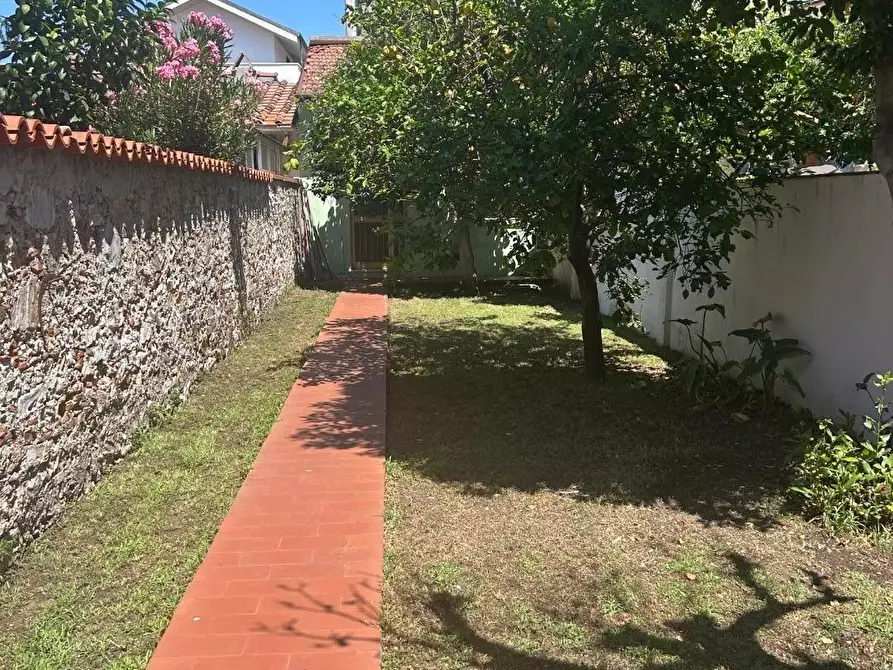 Immagine 1 di Villa in vendita  a Viareggio