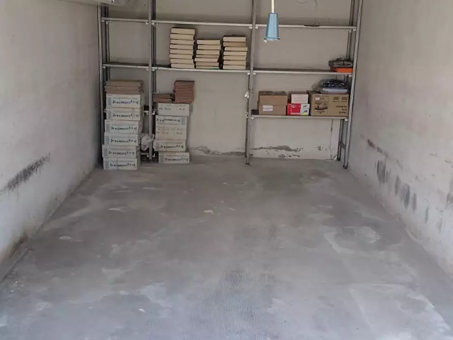 Immagine 1 di Garage in vendita  a Pontedera