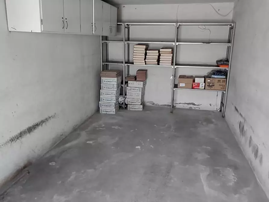 Immagine 2 di Garage in vendita  a Pontedera