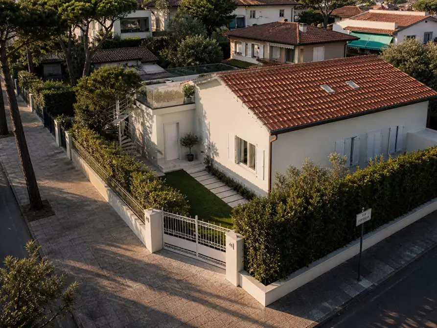 Immagine 2 di Villa in vendita  a Forte Dei Marmi