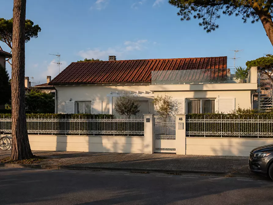 Immagine 3 di Villa in vendita  a Forte Dei Marmi