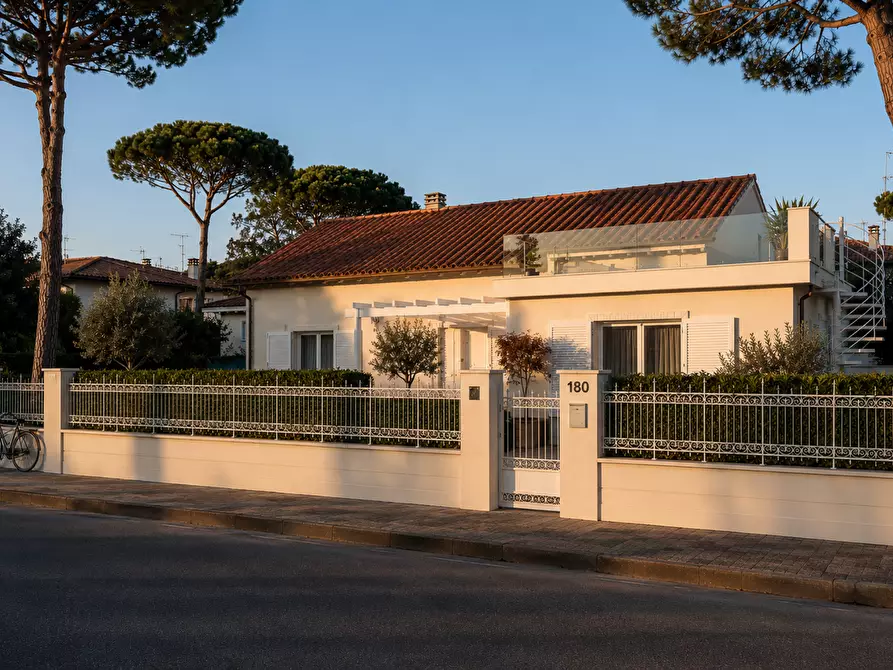 Immagine 1 di Villa in vendita  a Forte Dei Marmi