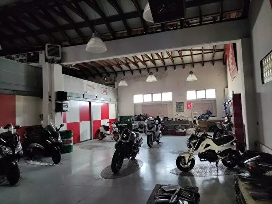 Immagine 2 di Attività artigianale in vendita  a Desio