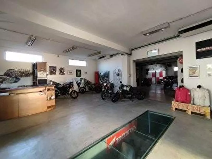 Immagine 1 di Attività artigianale in vendita  a Desio