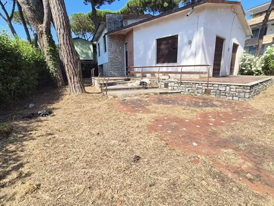 Immagine 1 di Villa in vendita  a Camaiore